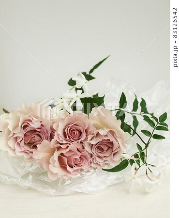 ピンクの薔薇とジャスミンのブーケ バラとジャスミンの花束 白背景の写真素材