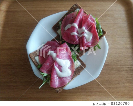 水菜とハムのブロートを使ったオープンサンド二つ 水菜とハムのブロートを使ったオープンサンド二つ 83126796
