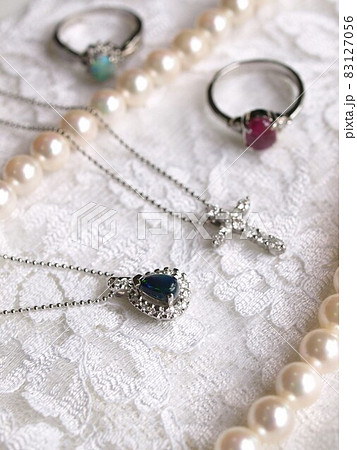 指輪と真珠のネックレス、ブラックオパールのペンダントと指輪 83127056