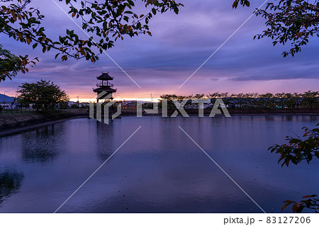 奈良県田原本町 夕方の唐古 鍵遺跡史跡公園の復元楼閣と唐子池の写真素材 1276