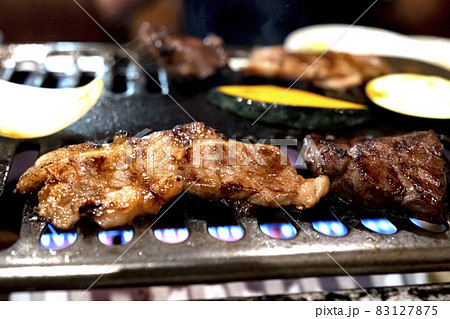 昔ながらの焼肉屋さんで食べるジューシーな牛カルビ焼肉 昔ながらの焼肉屋さんで食べるジューシーな牛カルビ焼肉 83127875