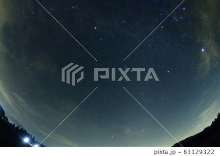 北杜市白州町、見上げるとカシオペヤ（画面左上）～冬の大三角（画面右上）と夜間飛行（ベルガ通り） 83129322