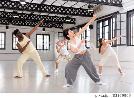 People dancing lindy hop during group training in class People dancing lindy hop during group training in class 83129969