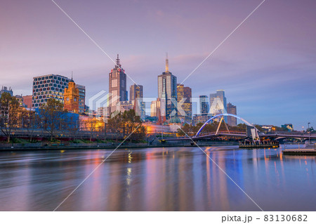 Melbourne city skyline at twilight 83130682