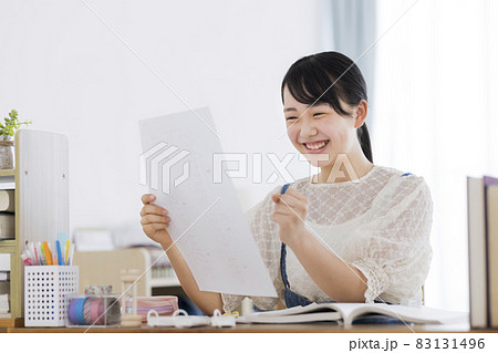 テストの結果を喜ぶ女の子 テストの結果を喜ぶ女の子 83131496