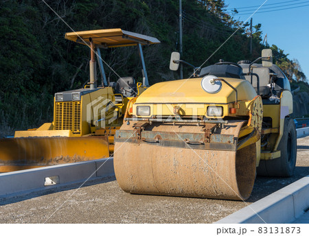 ロードローラー・ブルドーザー　工事現場 83131873