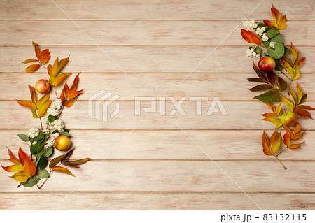 Fall background with snowberry and leaves 83132115