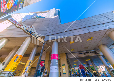 日本の東京都市景観　京王井の頭線渋谷駅（出入口）やウェーヴ通り。街には高齢者が増加…＝10月18日 83132545