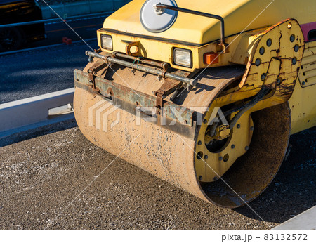 ロードローラーと工事現場 83132572
