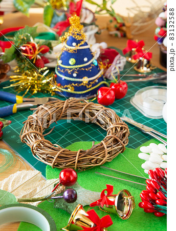 クリスマス飾りの製作 クリスマスオーナメントを手作り 趣味 クリスマスリース作りの写真素材 1325