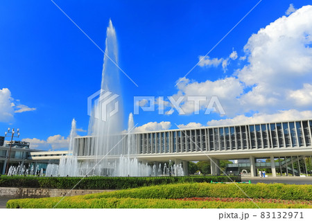 【広島県】晴天下の広島平和記念資料館本館 83132971