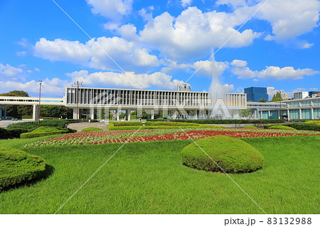 【広島県】晴天下の広島平和記念資料館本館 83132988