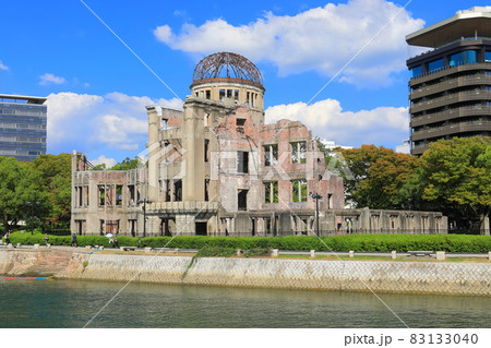 【広島県】晴天下の原爆ドーム 83133040