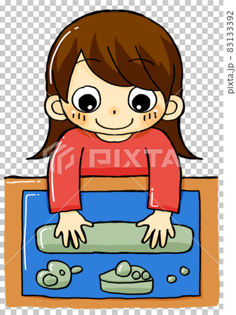 孩子在玩黏土 83133392