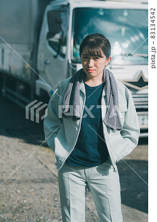 女性トラック運転手 女性トラック運転手 83134542