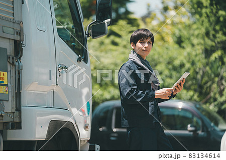 運送会社とタブレット端末 83134614