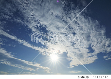 初秋の夕空と高層雲 83134712