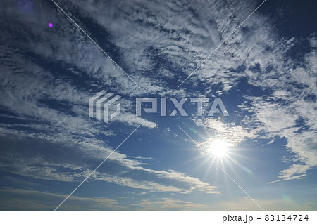 初秋の夕空と高層雲 83134724