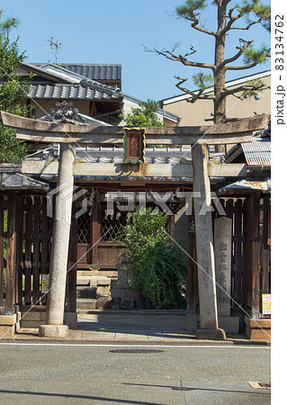 京都、幸神社の鳥居と境内が見える風景	 83134762