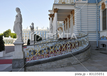 ロシア、サンクトペテルブルク、エカテリーナ宮殿正面入り口 ロシア、サンクトペテルブルク、エカテリーナ宮殿正面入り口 83135051