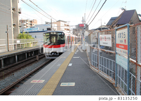 山陽電車須磨寺駅を通過する列車 83135250
