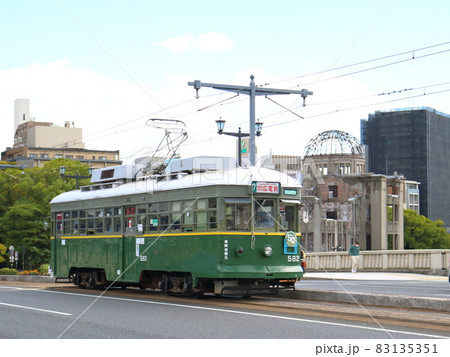 広島原爆ドーム前を走る広島電鉄、路面電車582号 広島原爆ドーム前を走る広島電鉄、路面電車582号 83135351