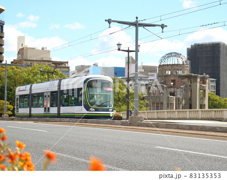 広島原爆ドーム前を走る広島電鉄、路面電車1006号 83135353
