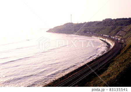 1998年　噴火湾沿いを走るDF200-3コンテナ貨物列車 83135541