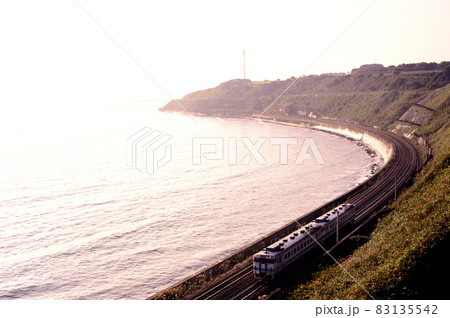 1998年　噴火湾沿いを走るキハ40系普通列車2両 83135542