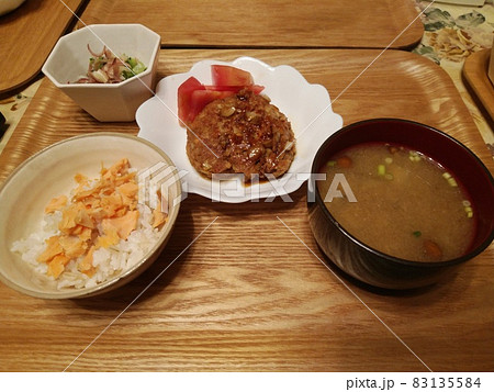 豆腐ハンバーグとごはんとお味噌汁 豆腐ハンバーグとごはんとお味噌汁 83135584