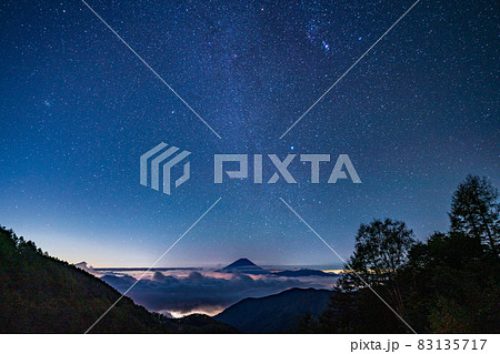 （山梨県）池の茶屋林道から、満天の星空と富士山 83135717