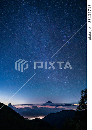 （山梨県）池の茶屋林道から、満天の星空と富士山 83135718