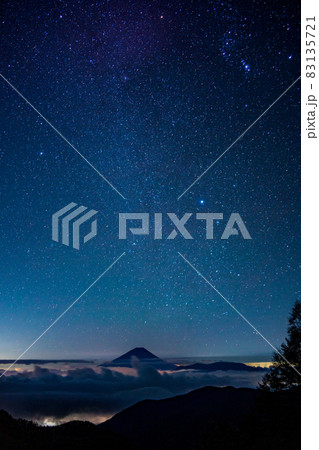 （山梨県）池の茶屋林道から、満天の星空と富士山 83135721