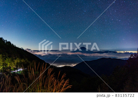 （山梨県）池の茶屋林道から、満天の星空と富士山 83135722