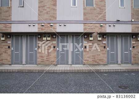 隣りあうアパートのドア/幾何学模様の玄関/集合住宅の隣りあうドア 83136002