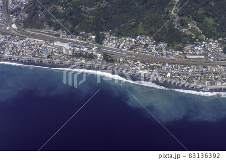 東海道線の国府津駅付近を空撮 83136392