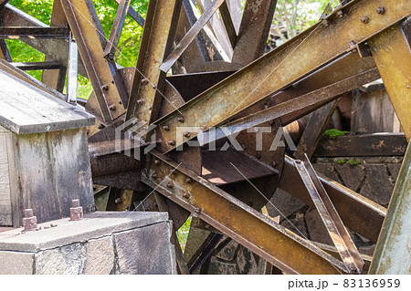 胸掛け水車の主軸部分のアップ 83136959