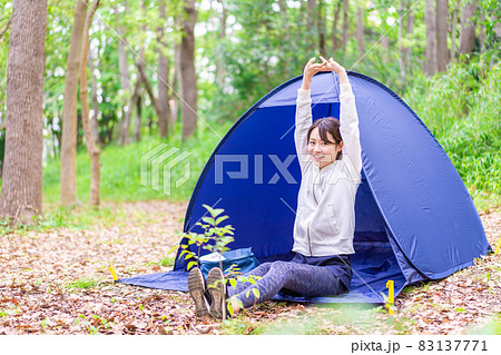 ソロキャンプを楽しむ若い女性 ソロキャンプを楽しむ若い女性 83137771