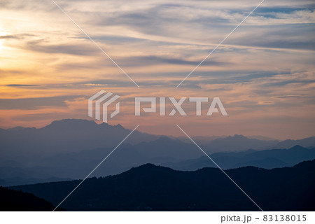 日没前の西の空と霞む山並み 奥秩父山塊 埼玉県皆野町から 2021.10 c-1 日没前の西の空と霞む山並み 奥秩父山塊 埼玉県皆野町から 2021.10 c-1 83138015