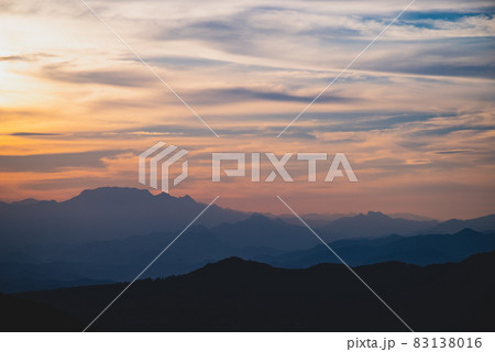 日没前の西の空と霞む山並み 奥秩父山塊 埼玉県皆野町から 2021.10 c-2 高コントラスト 日没前の西の空と霞む山並み 奥秩父山塊 埼玉県皆野町から 2021.10 c-2 高コントラスト 83138016