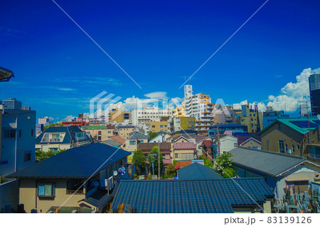 横浜みなとみらいのビル群と青空 横浜みなとみらいのビル群と青空 83139126