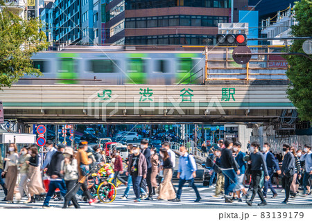 日本の東京都市景観 10月、宣言解除されたがいまだコロナ禍。渋谷は脅威の人流爆発が続く＝10月18日 83139179