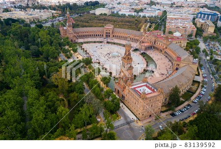 Plaza d'Espana with park and a bridge on ver the canal in Sevilla 83139592