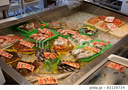 能登半島の市場で売られる新鮮な魚 能登半島の市場で売られる新鮮な魚 83139734