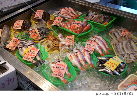 能登半島の市場で売られる新鮮な魚 能登半島の市場で売られる新鮮な魚 83139735