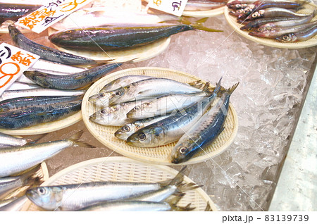 能登半島の市場で売られる新鮮な魚 能登半島の市場で売られる新鮮な魚 83139739