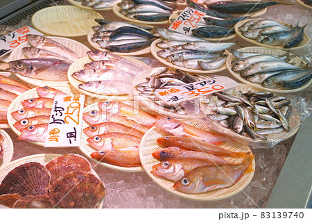 能登半島の市場で売られる新鮮な魚 83139740
