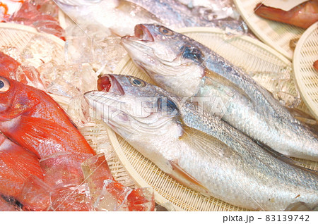 能登半島の市場で売られる新鮮な魚 能登半島の市場で売られる新鮮な魚 83139742