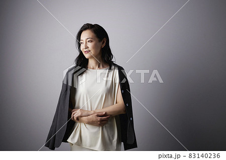 クールビューティ ミドル女性 クールビューティ ミドル女性 83140236