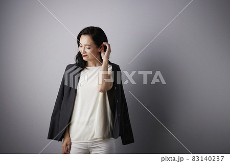 クールビューティ　ミドル女性 83140237